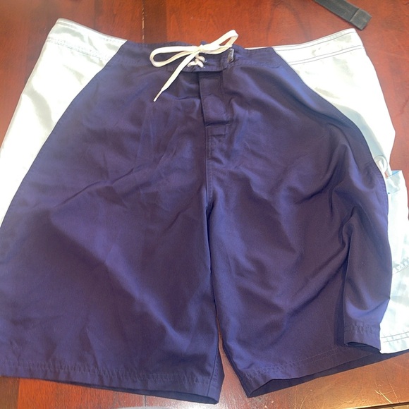 27001 SUNDEK Printed Swim Trunks Size: 40 board - Picture 2 of 12